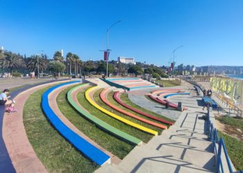 Pintan con un arcoíris la Playa del Deporte en Viña del Mar