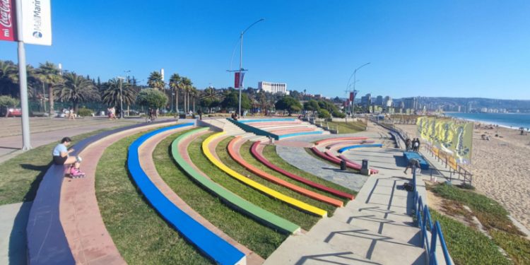 Pintan con un arcoíris la Playa del Deporte en Viña del Mar