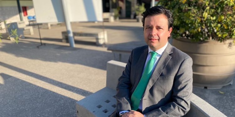 Experto por anuncio de La U: «Azul Azul sólo cambió una deuda por otra»