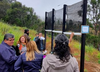Vecinos de Playa Ancha instalan atrapanieblas para estudio de eficiencia hídrica