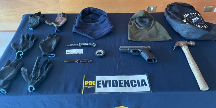 Detienen a sujetos armados en auto con patente adulterada en San Antonio