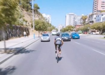[Video] Ciclista realiza irresponsables maniobras contra el tránsito en Viña del Mar