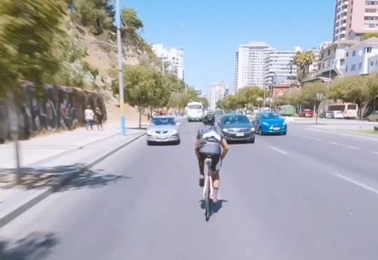 [Video] Ciclista realiza irresponsables maniobras contra el tránsito en Viña del Mar