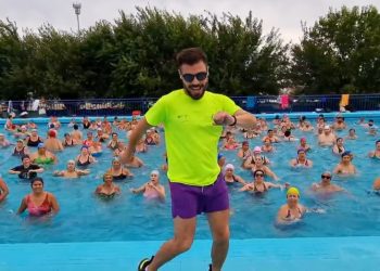 Instructor de Quillota se viraliza después de rutina en piscina municipal