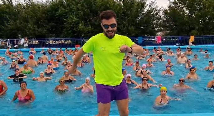 Instructor de Quillota se viraliza después de rutina en piscina municipal