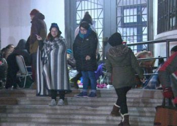 Largas filas para intentar matricular alumnos en colegios a lo largo del país