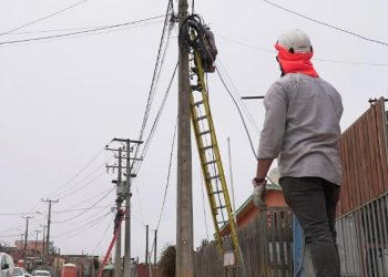 Inspeccionan recuperación del servicio eléctrico en Viña del Mar tras megaincendios