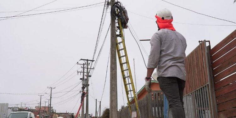 Inspeccionan recuperación del servicio eléctrico en Viña del Mar tras megaincendios