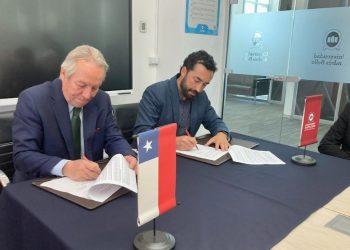 CIMARQ UNAB y Municipalidad de Juan Fernández firman convenio de cooperación