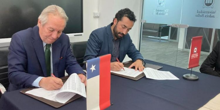 CIMARQ UNAB y Municipalidad de Juan Fernández firman convenio de cooperación