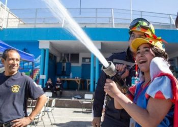 Bomberos de Valparaíso participan en jornada recreativa con niños de la Teletón