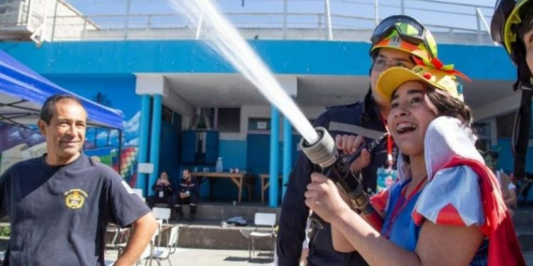 Bomberos de Valparaíso participan en jornada recreativa con niños de la Teletón
