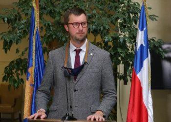 Diputado Sánchez no da pie atrás y acusa de «feminismo de cartón» a Karol Cariola