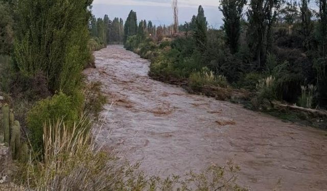 Los Andes y Calle Larga: Persiste extrema turbiedad y Esval alternará sectores de corte