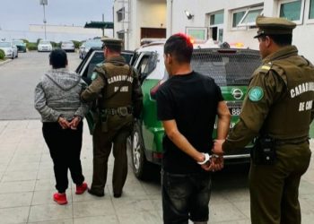 Capturan a madre e hijo que huían en auto robado en Quintero