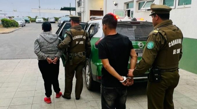 Capturan a madre e hijo que huían en auto robado en Quintero