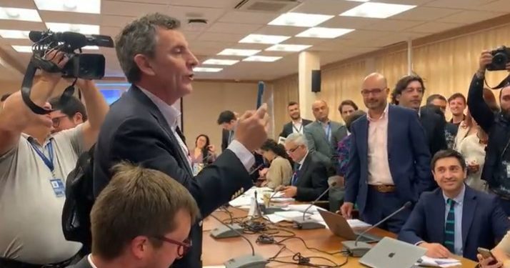 [Video] Diputado de la Carrera genera caos en Comisión de Constitución