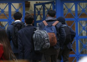 Superintendencia de Educación rechaza revisión de mochilas y detectores de metales