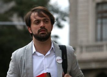 Alcalde Sharp pide terminar con el impuesto específico a los combustibles