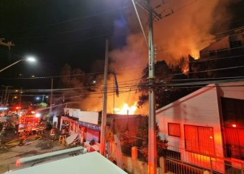 Incendio en borde costero de Concón deja una vivienda y un local comercial afectados