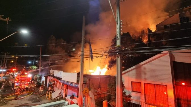 Incendio en borde costero de Concón deja una vivienda y un local comercial afectados