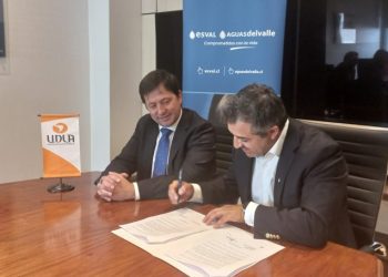 Esval y UDLA firman convenio para otorgar becas a quienes retomen estudios de pregrado