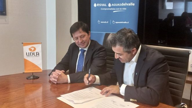 Esval y UDLA firman convenio para otorgar becas a quienes retomen estudios de pregrado