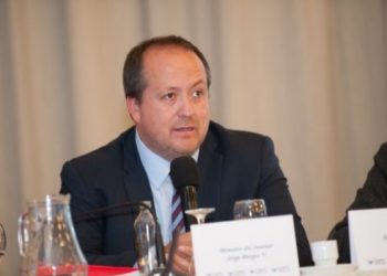 Ángel Valencia anuncia acciones legales contra El Mostrador por calificarlo de «papito corazón»