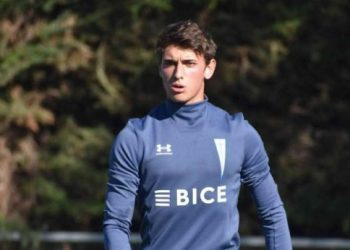 Joven central de la Universidad Católica parte al Deportivo Alavés