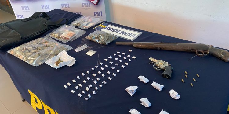 PDI captura a cinco individuos e incauta armamento en Playa Ancha