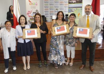 Representación de Taiwán dona computadores para organizaciones sociales