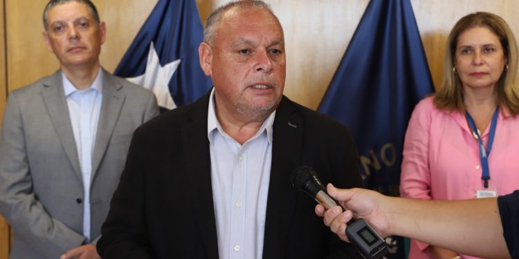 Gobernador Mundaca solicita a Sernac oficiar a Esval por situación en el Valle del Aconcagua