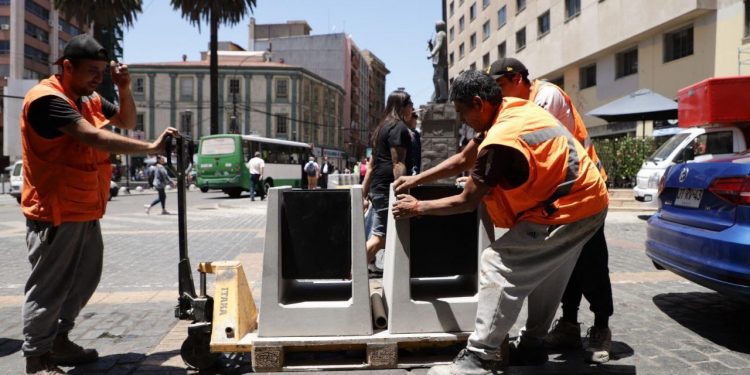 Municipalidad de Valparaíso instala 62 nuevos basureros