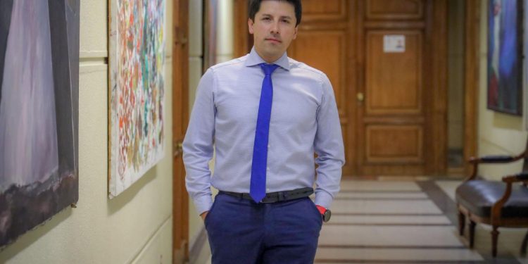 Diputado González (RN) pide al Gobierno poner urgencia al proyecto que aumenta las penas por crímenes contra policías