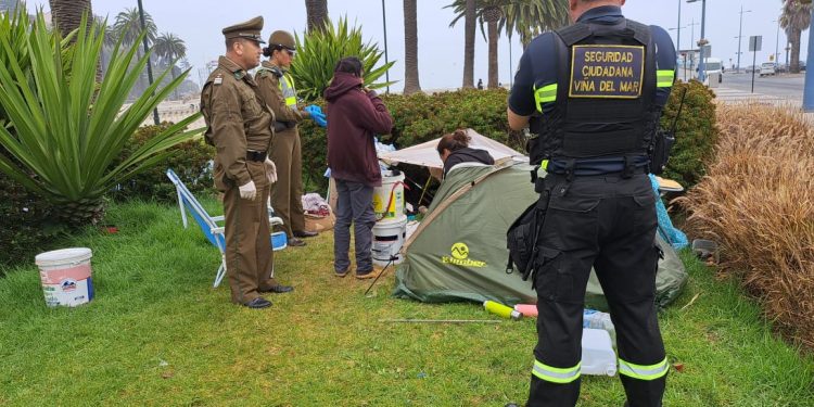 Operativo logra despejar 25 carpas en el borde costero de Viña del Mar