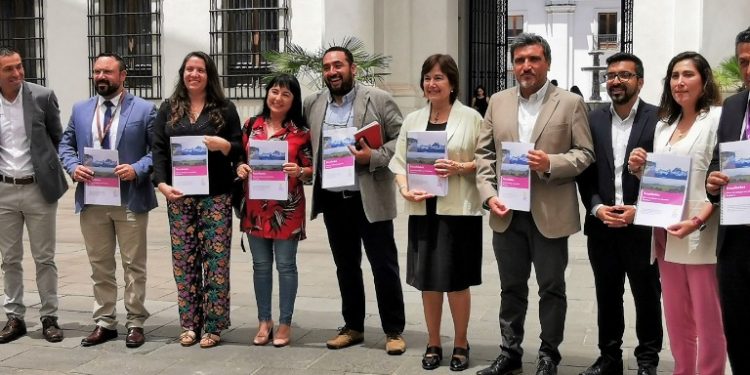 Diputada Marzán y alcaldes del Distrito 6 entregaron propuestas en La Moneda