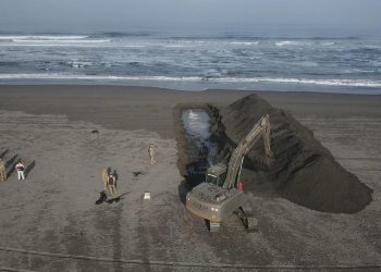 Realizan obras de desembancamiento de la desembocadura del Río Maipo
