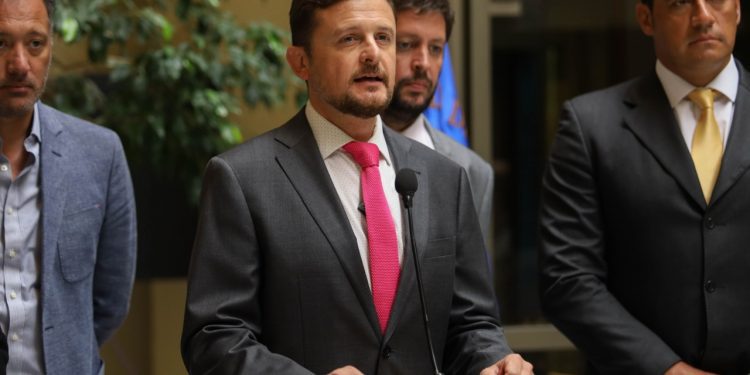 Diputado Schubert emplaza al Mineduc para contrarrestar el nivel de analfabetismo en el país