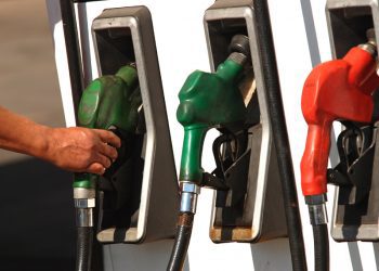 Autoridades estiman que combustibles seguirán a la baja hasta marzo