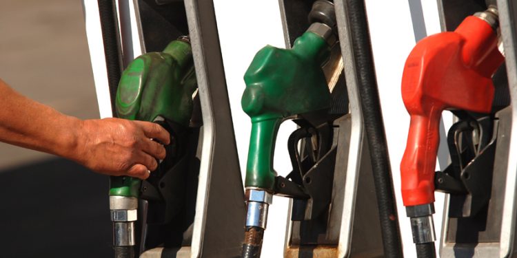 Autoridades estiman que combustibles seguirán a la baja hasta marzo