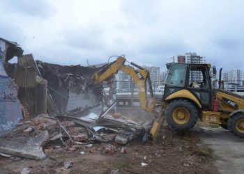 Viña del Mar: Demuelen estructura en uno norte con los castaños