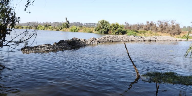Gobernador Mundaca denuncia intervención en la desembocadura del río Maipo