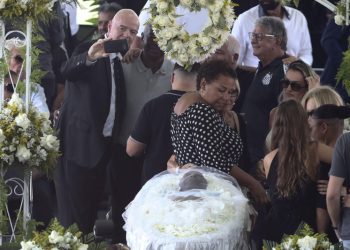 Presidente de la FIFA en el ojo del huracán por selfie en funeral de Pelé