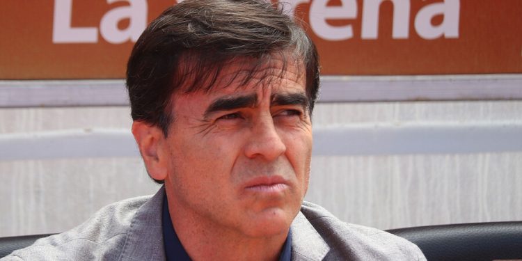 Roberto Tobar denuncia al DT de Colo Colo por sus críticas al arbitraje