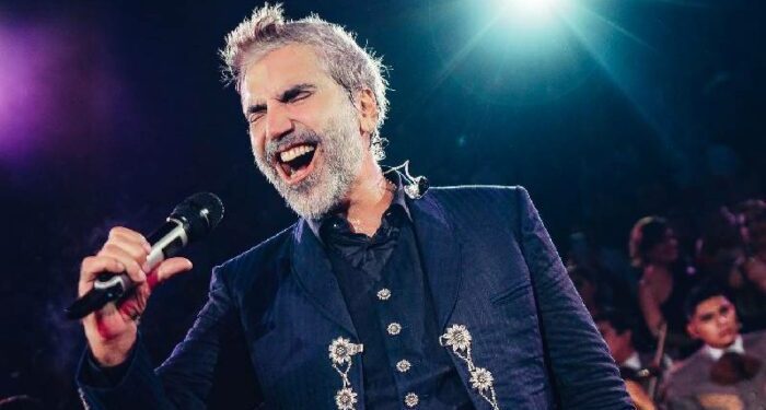 Alejandro Fernández reconoce que en sus conciertos «me gusta echarme mi traguito»