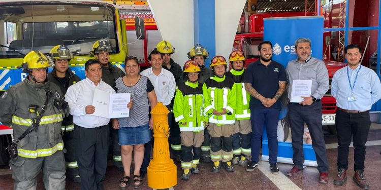Esval y Bomberos de San Esteban sellan convenio para recaudar fondos