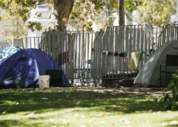 «Falta hacerse cargo»: Critican proliferación de carpas en el plan de Valparaíso