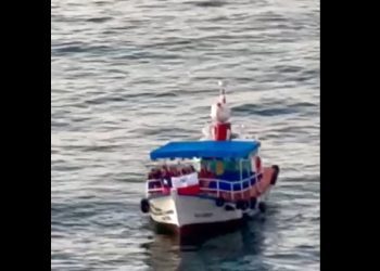 [Festival Viña 2023] Fanáticas llegaron ¡en bote! para ver a Karol G