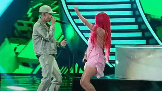 Karol G inicia el Festival compartiendo escenario con Cris Mj y Myriam Hernández