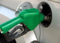 Bencinas bajarán al menos 20 pesos desde este jueves